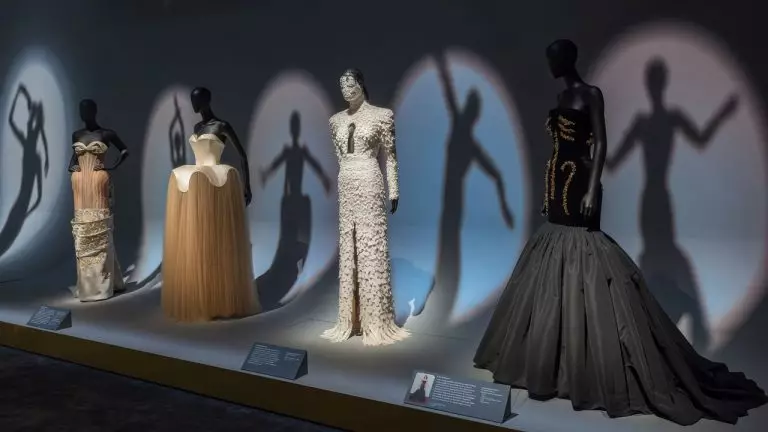 Schiaparelli: как мода научилась говорить языком искусства